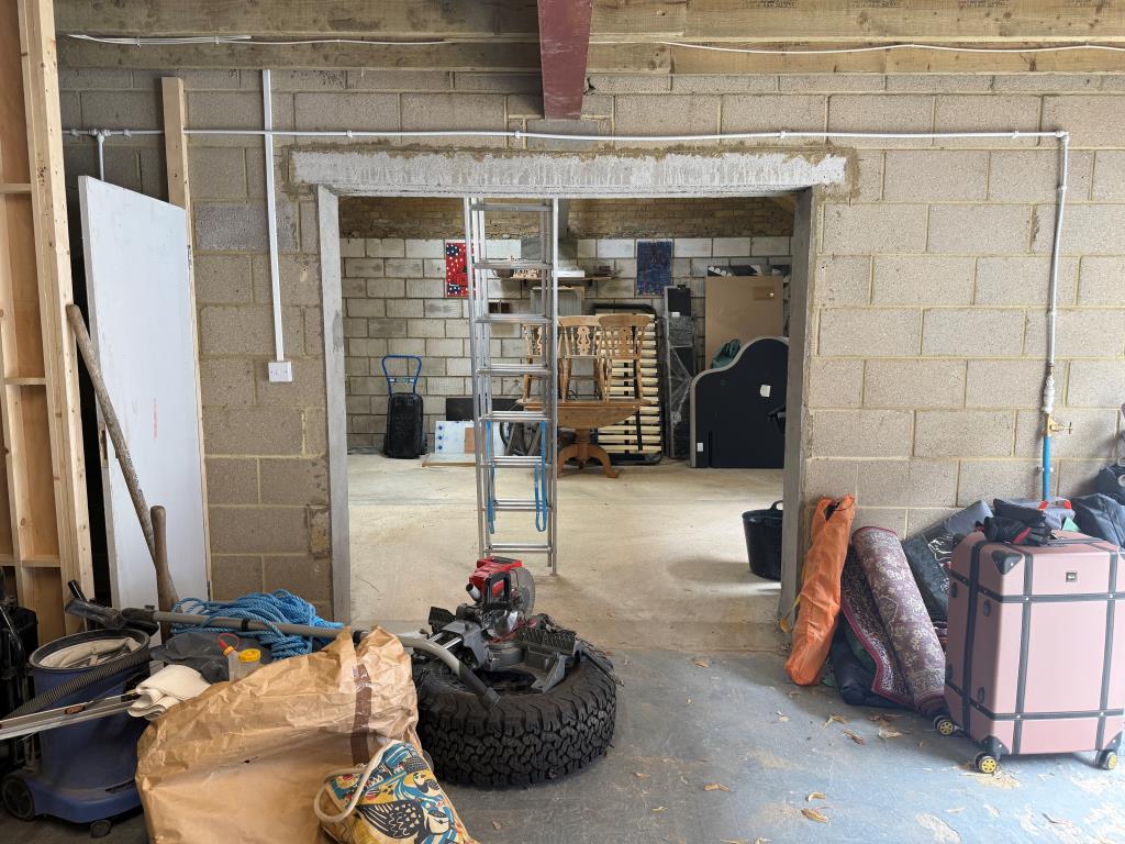 Lot: 21 - FREEHOLD GARAGE/WORKSHOP OF APPROXIMATELY 700 SQ.FT - Internal view of interlinking workshops